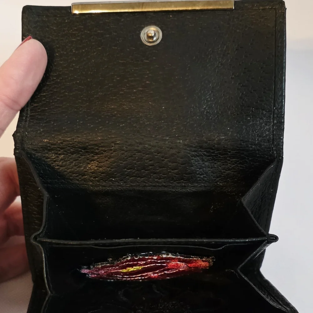 Gucci Black Compact Monogram Rehabbed Wallet With Floral Embroidered Patches - Picture 5 of 15